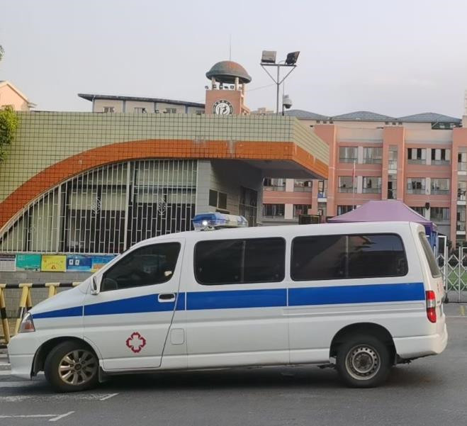 通什镇救护车出租护送骨折病人一公里多少钱